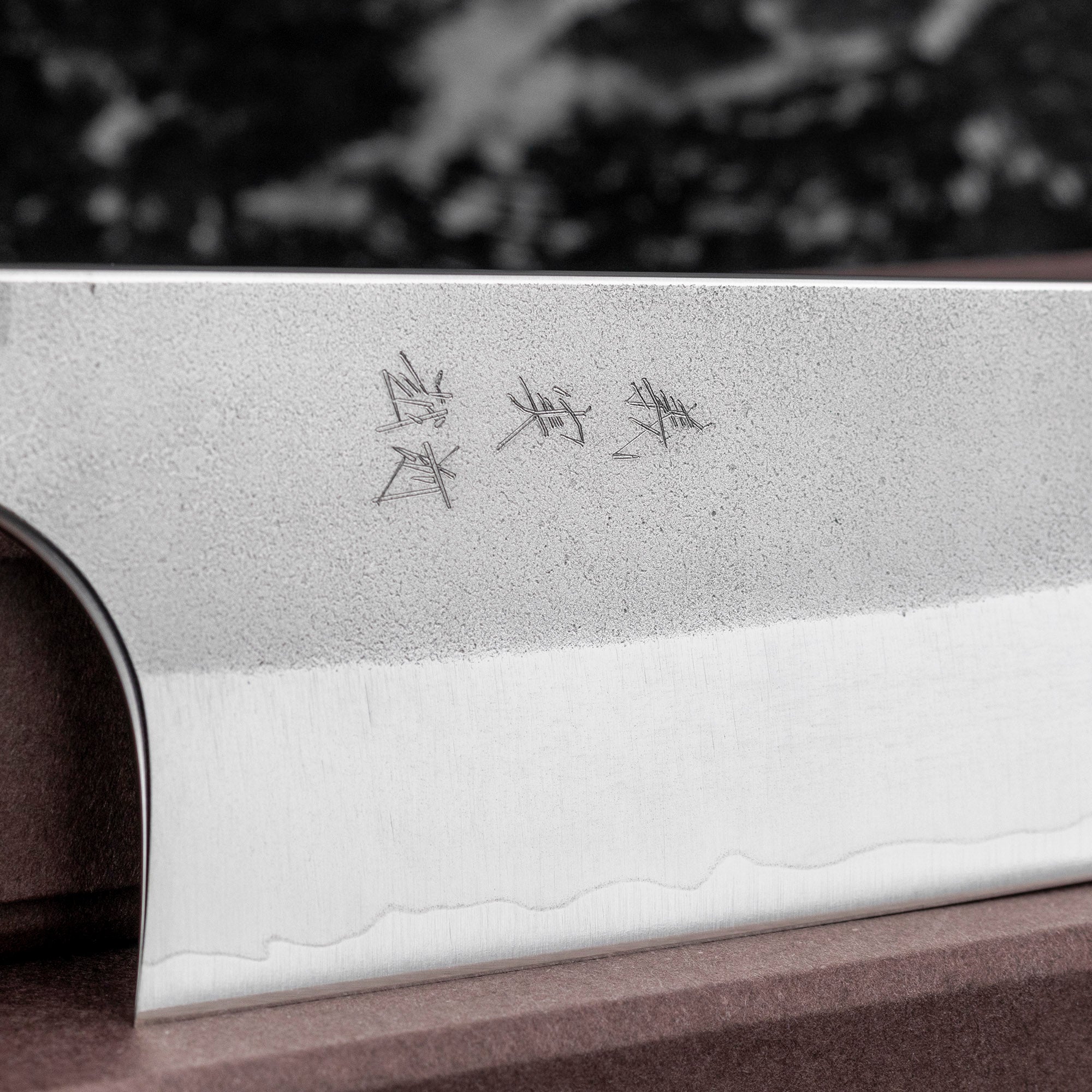 Gyuto 18 cm Yoshimi Kato Nashiji Ginsan/SS – Japan-knives.com Gyuto 18 cm Yoshimi Kato Nashiji Ginsan/SS – Japan-knives.com
