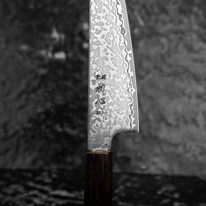 Ko-Santoku 15 cm Hatsukokoro Hikari Kurozame Damascus SLD