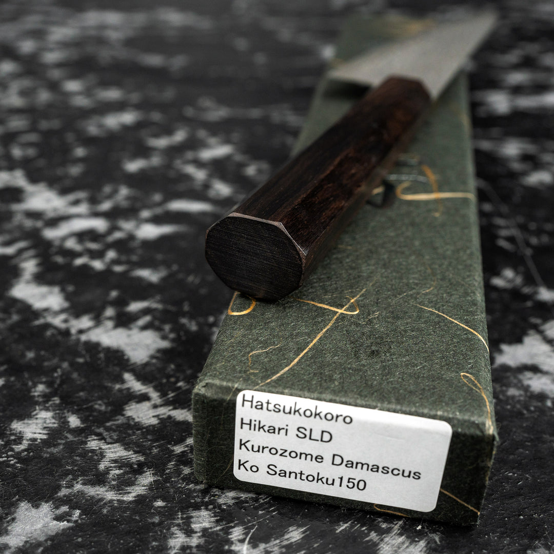 Ko-Santoku 15 cm Hatsukokoro Hikari Kurozame Damascus SLD