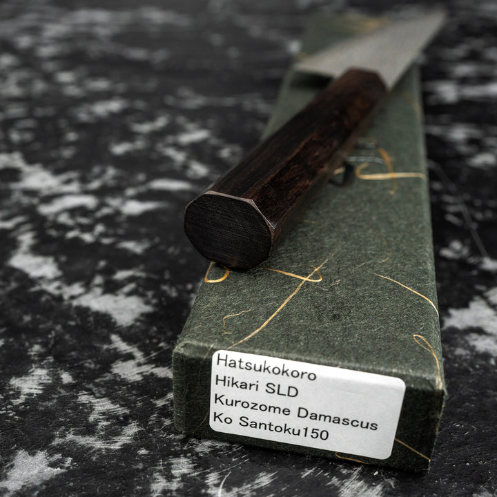 Ko-Santoku 15 cm Hatsukokoro Hikari Kurozame Damascus SLD