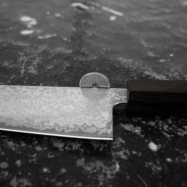 Santoku 17 cm Hatsukokoro Hikari Kurozame Damascus SLD
