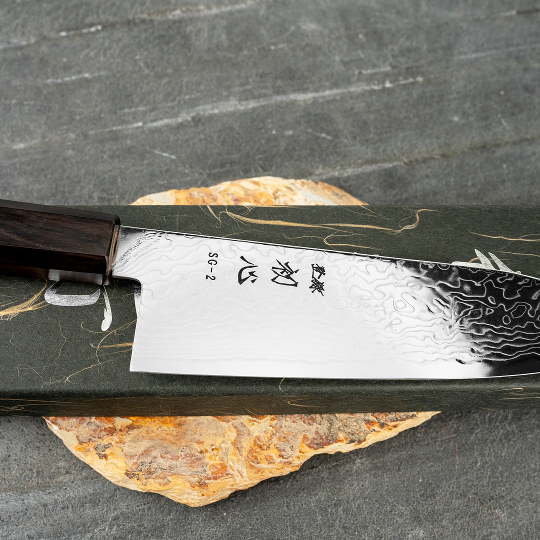 Santoku 17,5 cm Hatsukokoro Ryuhyo Damascus SG2
